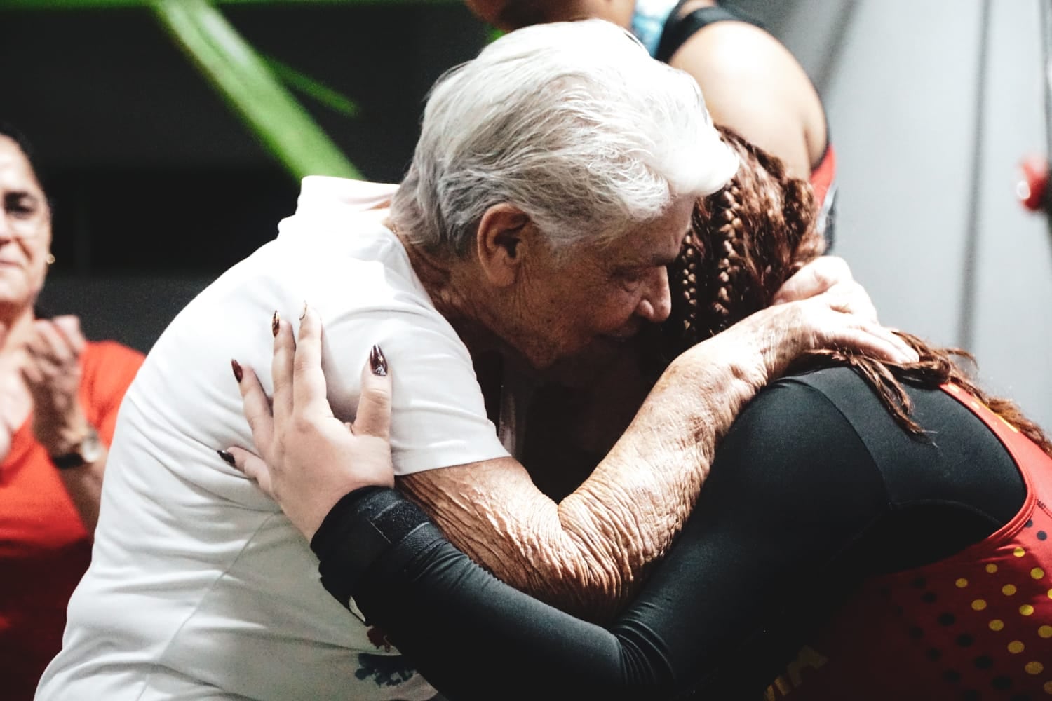 Tamara González Villalobos, una herediana de pura cepa, vecina de Heredia centro, de apenas 14 años, que levantó pesas como gigante y abrazó llena de amor a su bisabuelita, con las medallas en la mano.