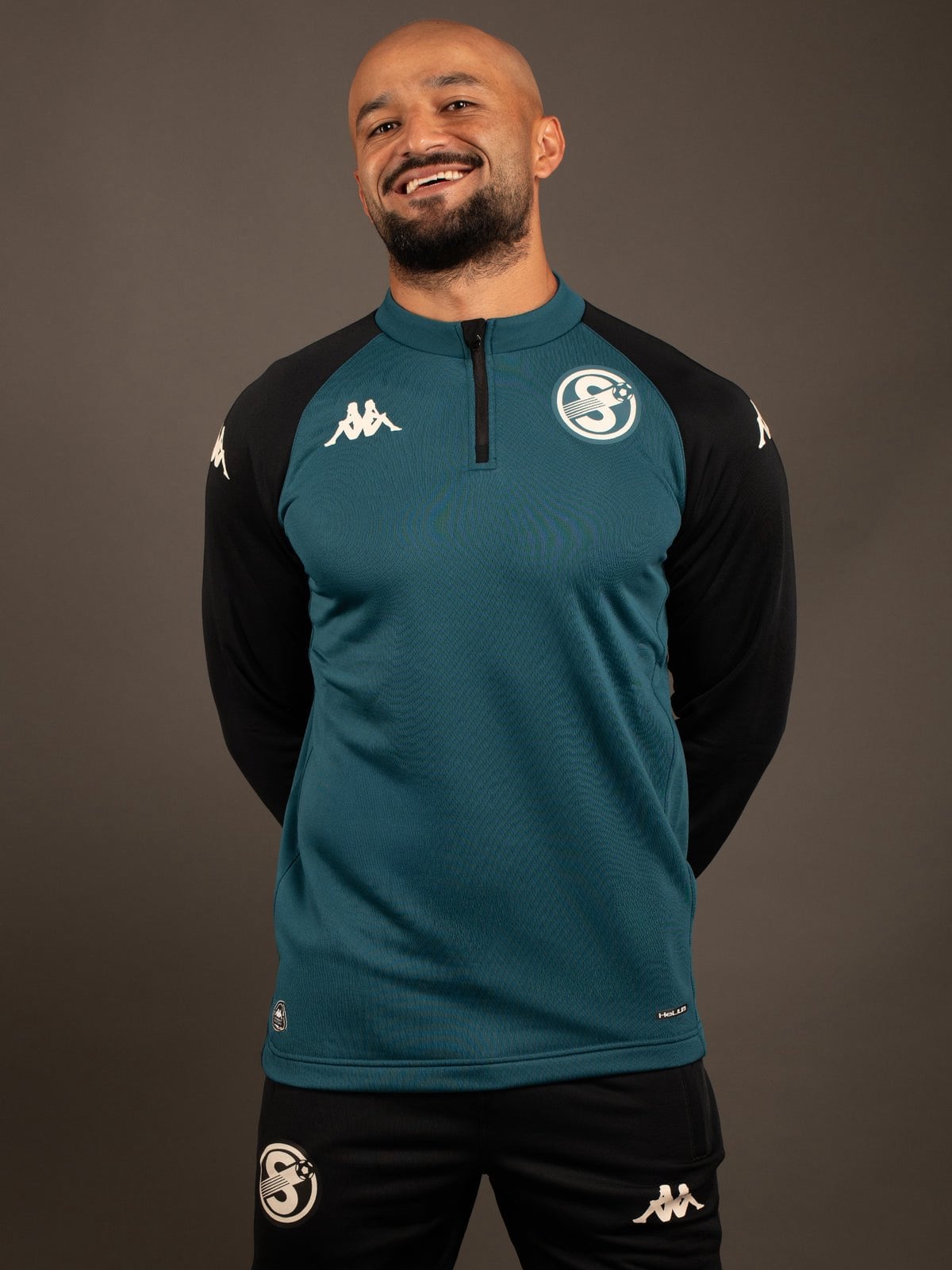 Ricardo Blanco modela las nuevas prendas del Saprissa. Fotos tomadas de Line Up.