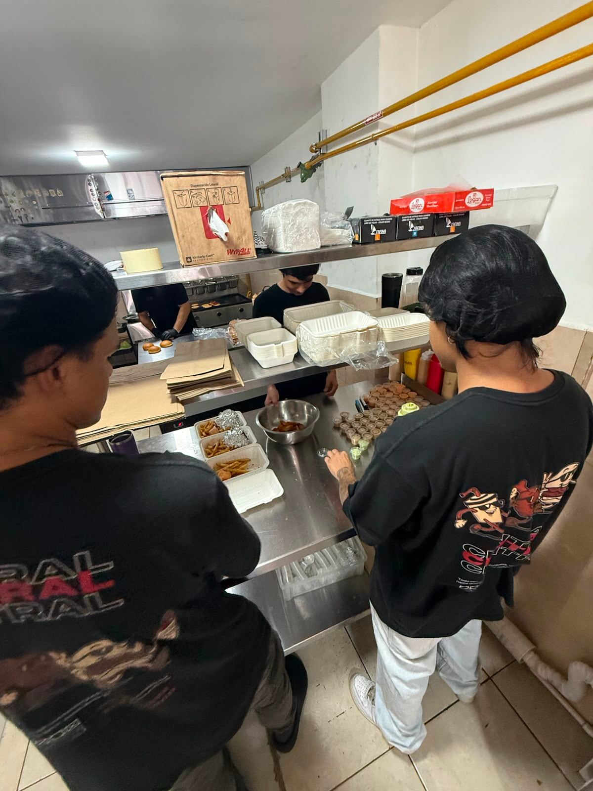 El emprendedor Derek Sánchez pasó de llevar la parrilla que se ganó en “Guerra de Hamburguesas” amarrada a su moto a abrir un nuevo local, luego de que el primero le quedara pequeño por la cantidad de clientes.