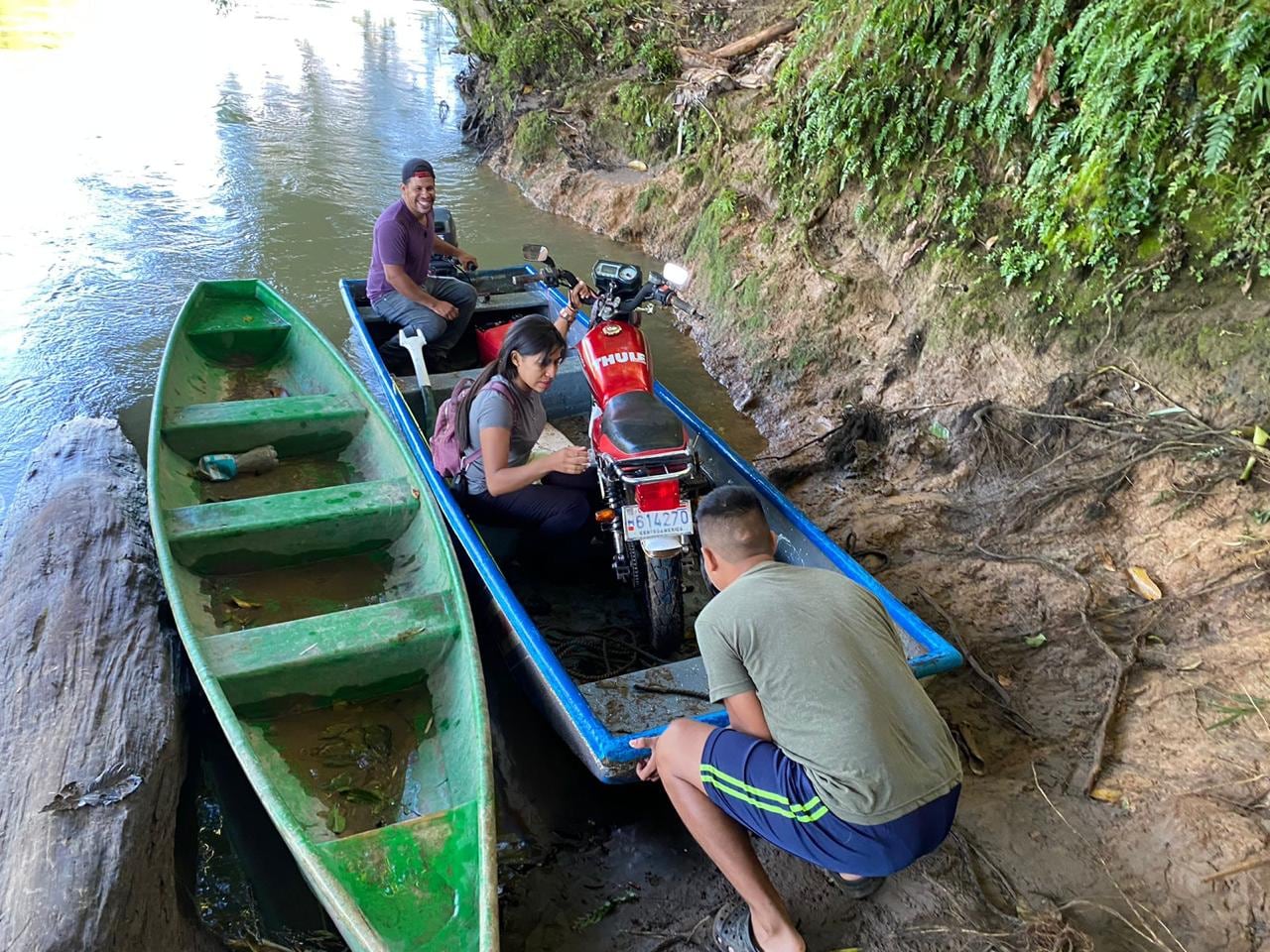 Clara Idalia García camina, cruza el río en panga y sigue en moto para llegar a la escuela de Copalchí, en Sarapiquí, donde enseña a 11 niños de primero a sexto grado