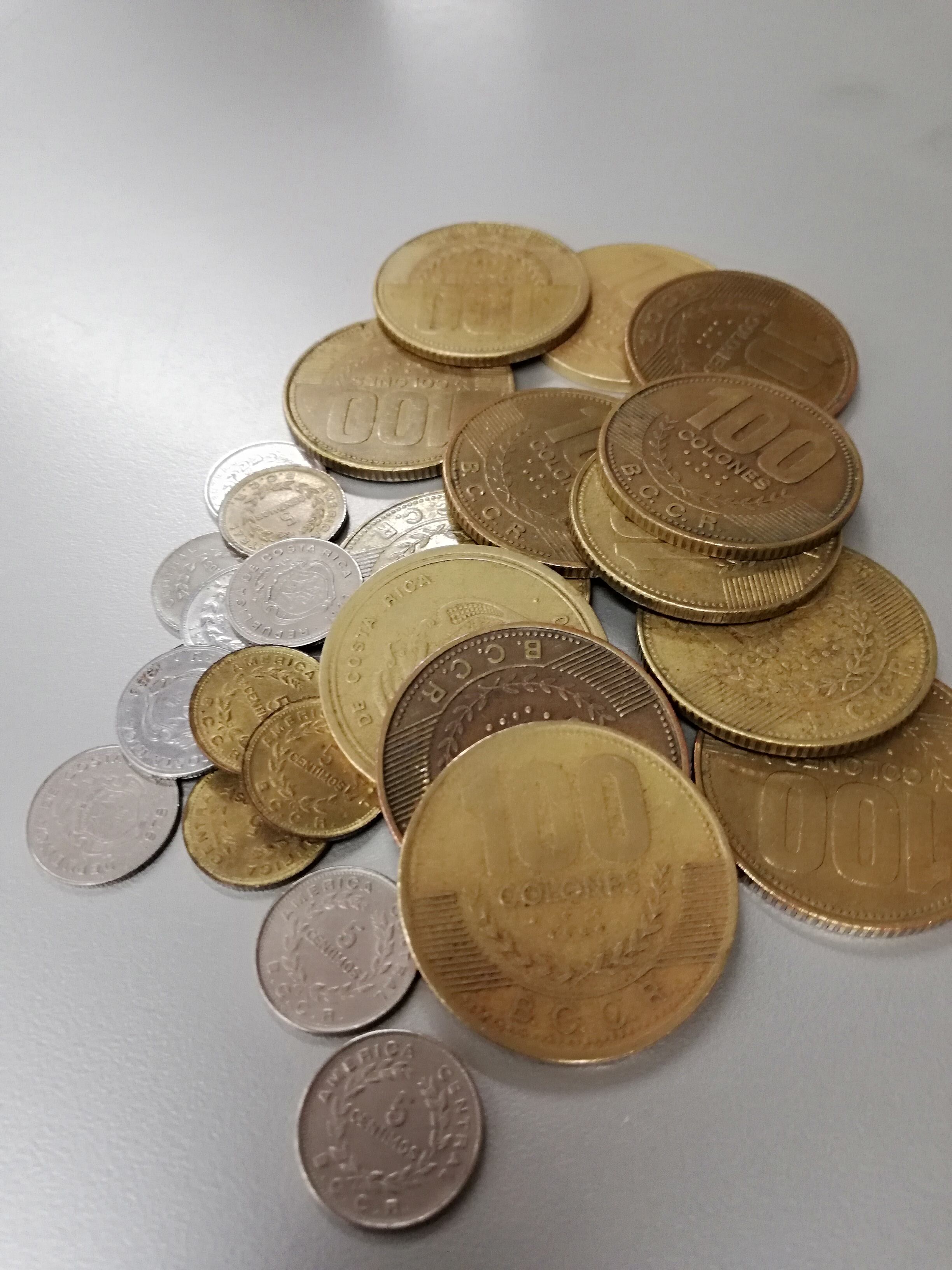 Tocar puertas para pedir cinco de la suerte y teja de la suerte