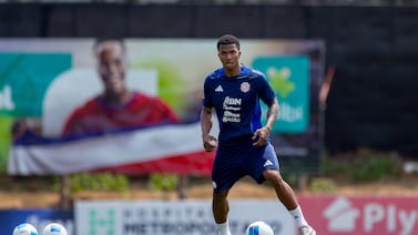 Alajuelense sigue de cerca a Jeyland Mitchell tras ser apartado del primer equipo del Feyenoord