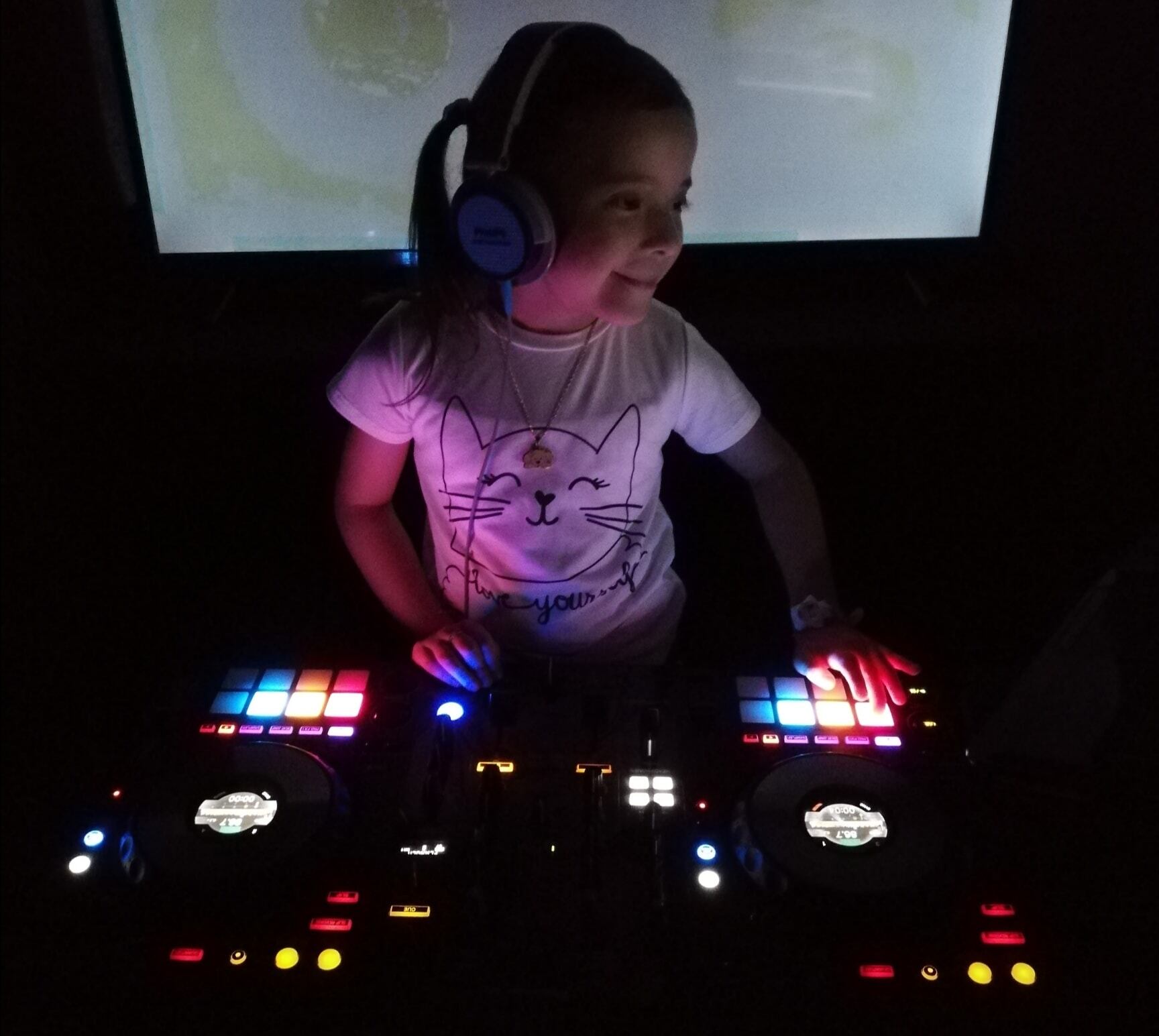 Leylani Jazmín Zeledón Huertas es de Birrisito de Paraíso en Cartago, tiene 11 años y desde los 7 aprendió a mezclar música por eso es DJ Jaz “La Princesa del Dancehall”.