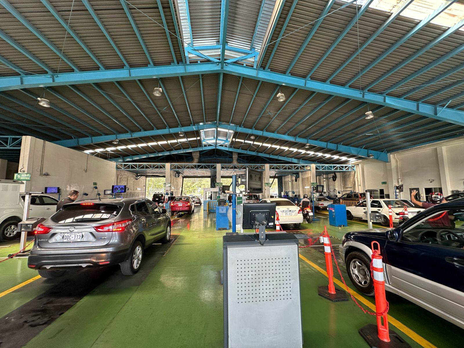 Enorme taller donde varios vehículos hacen vila para revisión mecánica.