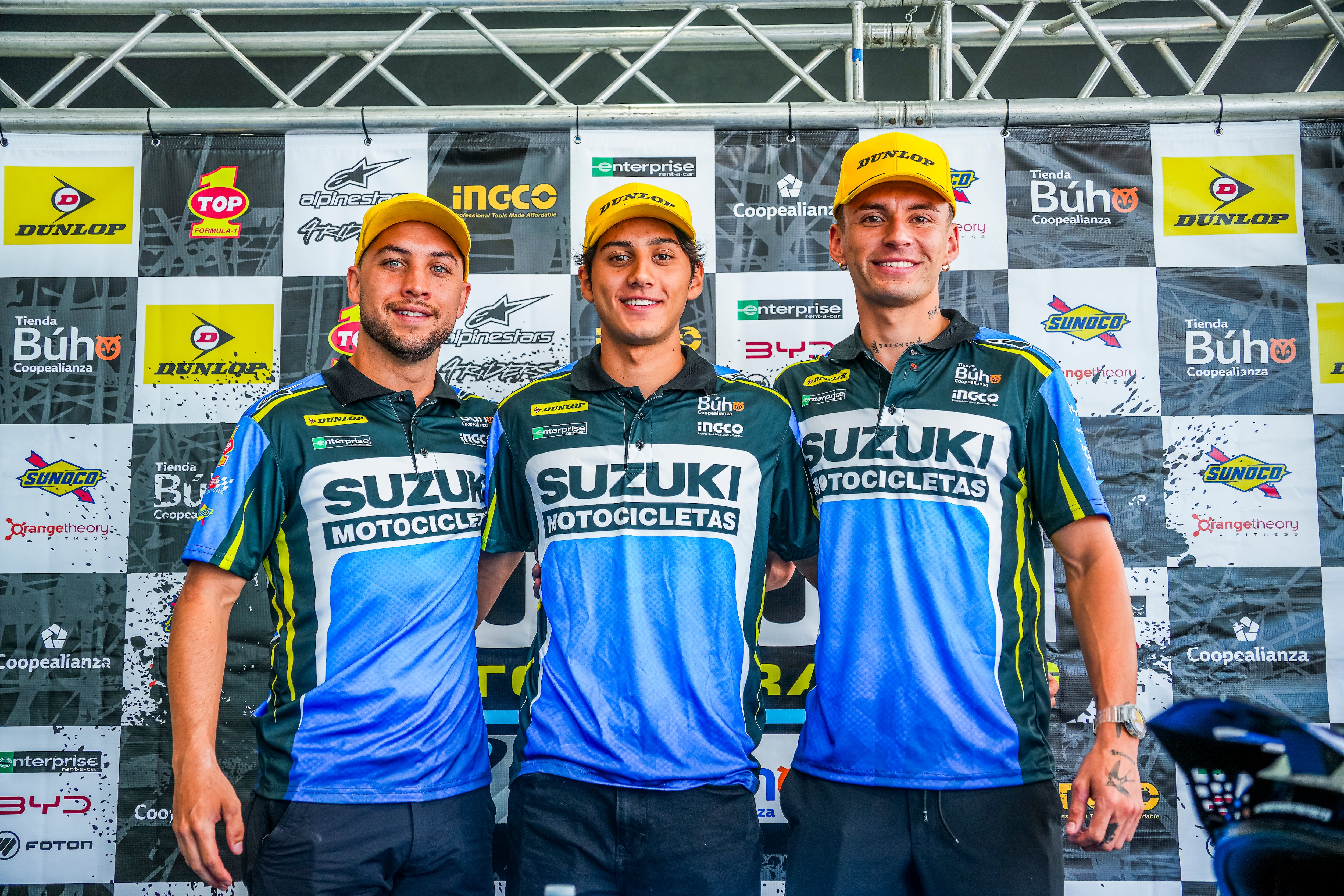 El piloto José Pablo Chaves el año pasado fue subcampeón nacional de motocross y este 2026 está decidido a darlo todo por ser el próximo campeón de la máxima categoría, la MX1 con el Team Suzuki Factory. En la foto, de izquierda a derecha, José Pablo, Fabricio Segura y Joe Frazer Garro