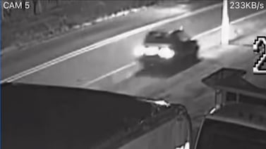 Conductor y acompañante pierden la vida en choque de carro contra un poste