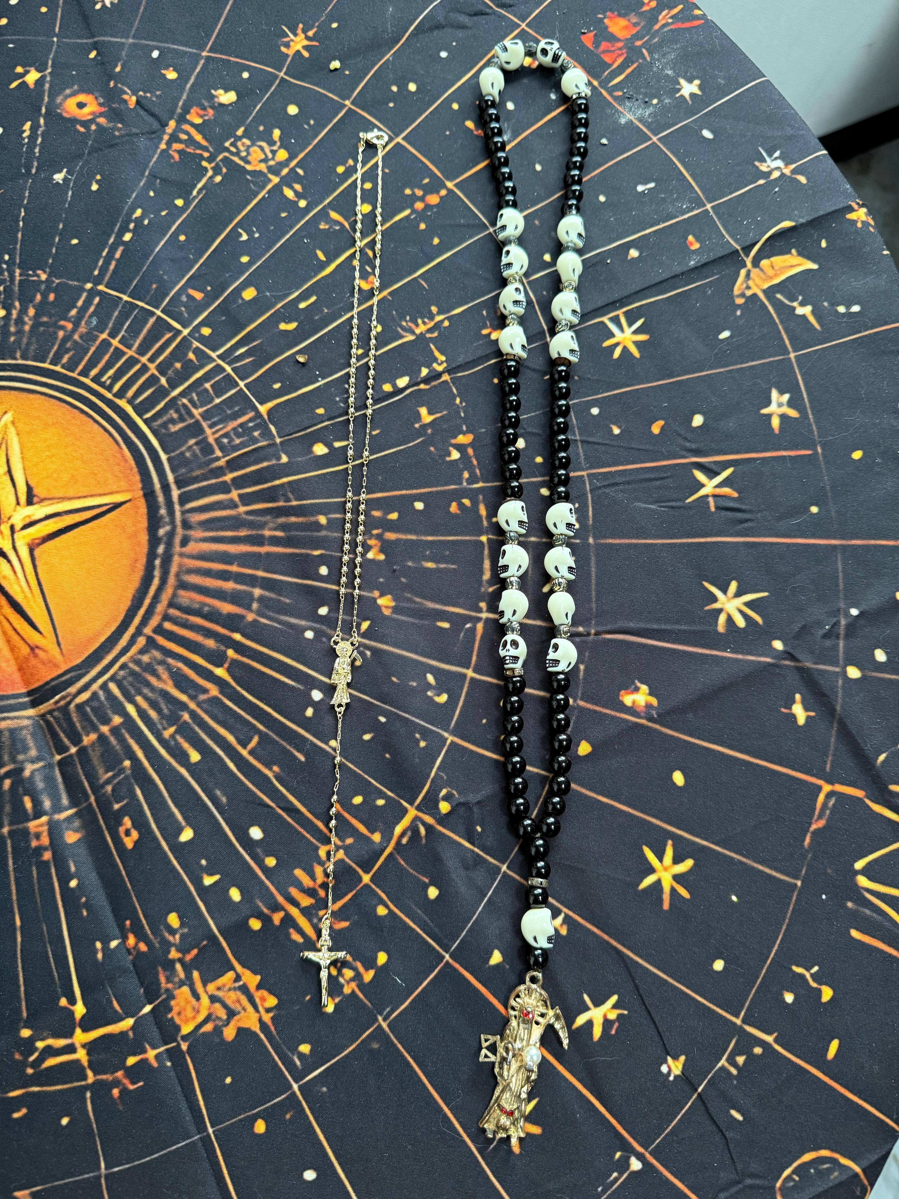 Esteban Morales Bonilla es Esteban Velarium, el Guardián del Velo, es un mago ritualista de quinta generación y heredero de un linaje antiguo que custodia el grimorio familiar. Su papel es mantener el equilibrio entre los mundos visibles e invisibles, protegiendo los secretos del conocimiento prohibido y asegurando que solo los dignos crucen el umbral.