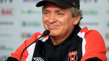 Es oficial: Óscar Ramírez volverá a sentarse en el banquillo de Alajuelense