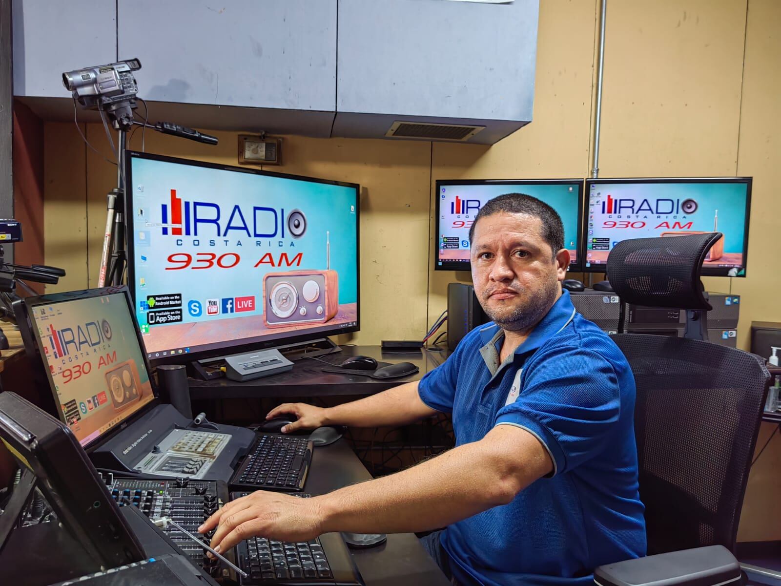 Revista Nica Noticias CR News es un nuevo programa de radio que comenzó este sábado 7 de mayo en Radio Costa Rica (930 AM), de 2 a 3 de la tarde, hecho 100% por comunicadores nicaragüenses exiliados en Costa Rica. El director es el conocido periodista Armando Espinoza Zamora y contará, además, con tres comunicadoras. Solihet Martínez Guerrero, Mariabelén Martínez Sánchez y Mayra Centeno