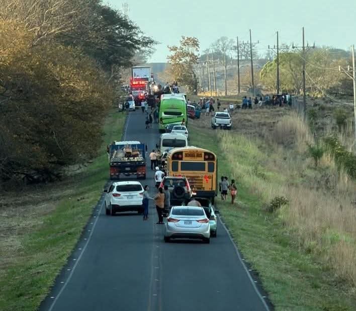 Un carro volcado y una persona fallecida cerca de este, otro con daños en la carrocería es parte de lo que se puede ver del trágico accidente en carretera que ocurrió la madrugada de este domingo en Cañas, Guanacaste. Foto: Cortesía para La Teja