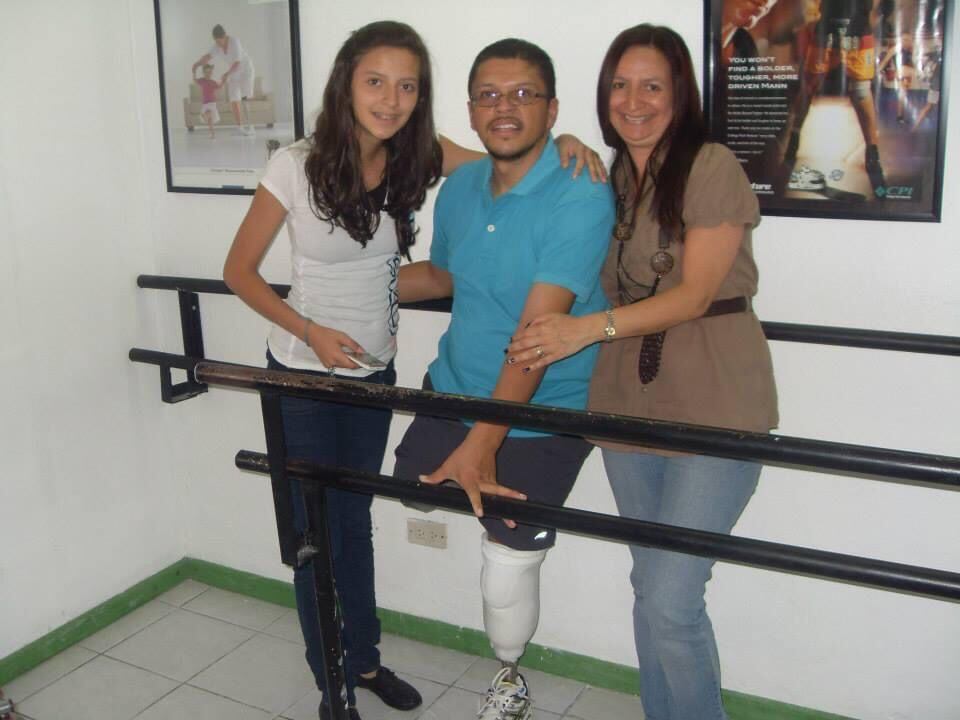 Alexander Fernández Vargas, sufrió un accidente de tránsito el 10 de diciembre del 2011 en Dominicalito por el que perdió sus dos piernas. Actualmente camina con prótesis, maneja carro y hasta es seleccionado nacional de voleibol sentado