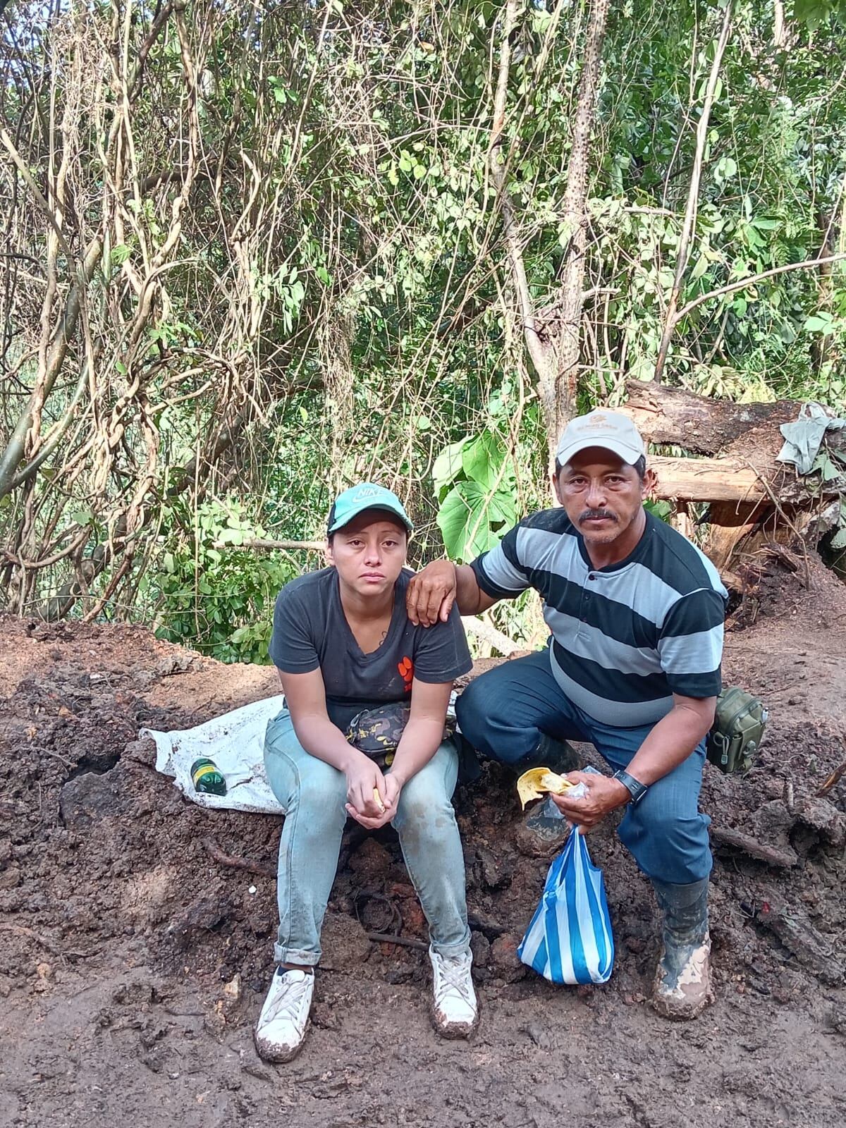 Yamileth Medina Orozco junto a su papá durante la búsqueda de su esposo Isaac Picado Villalobos, quien murió sepultado en una mina en Las Juntas de Abangares, Guanacaste. Foto: Yamileth Medina para La Teja