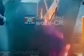 Video: Carro prende fuego en Alajuelita y dueño sufre quemaduras tratando de apagarlo