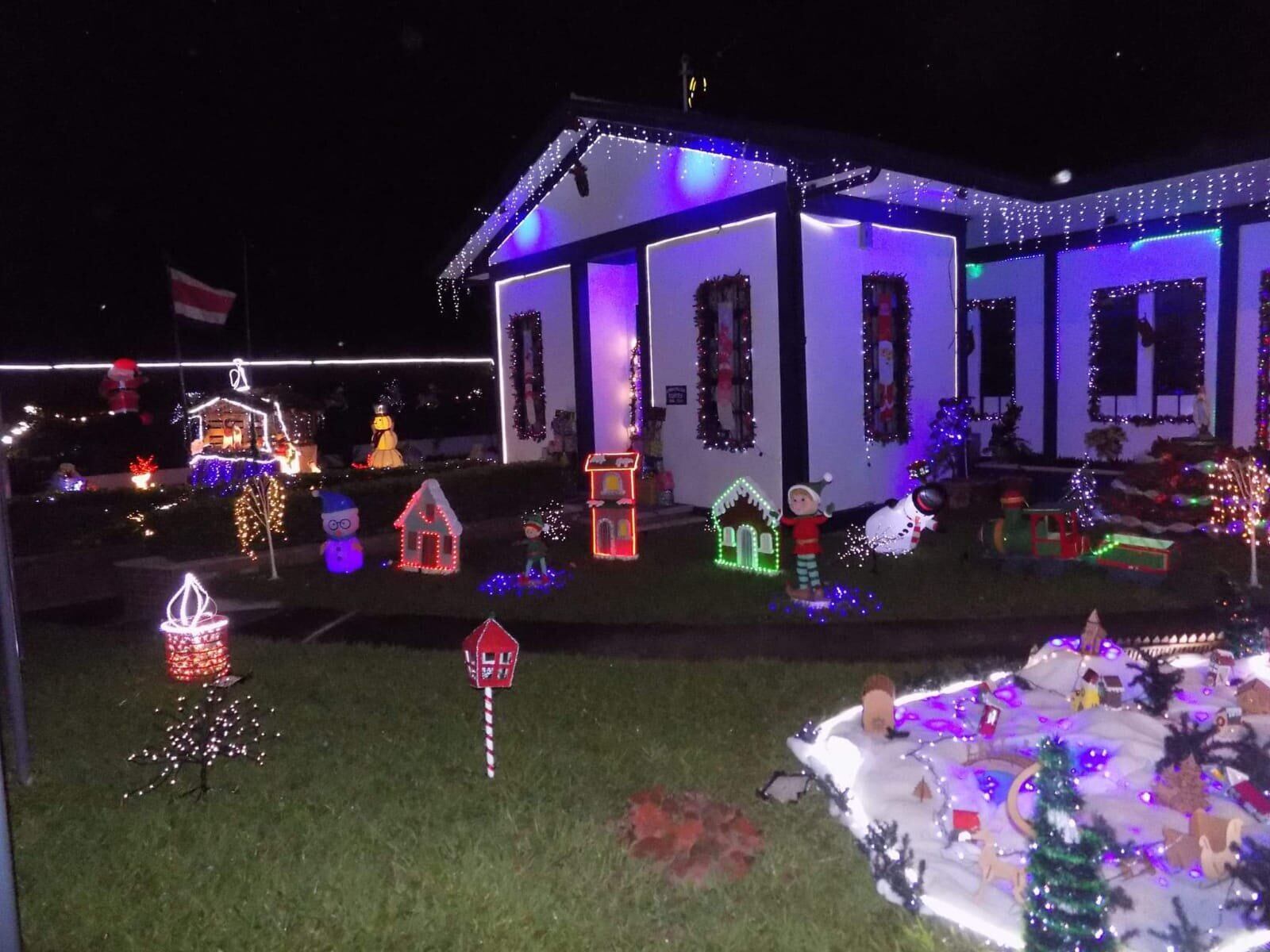 Amor y pasión por la Navidad se convirtieron en un escape para joven con autismo.