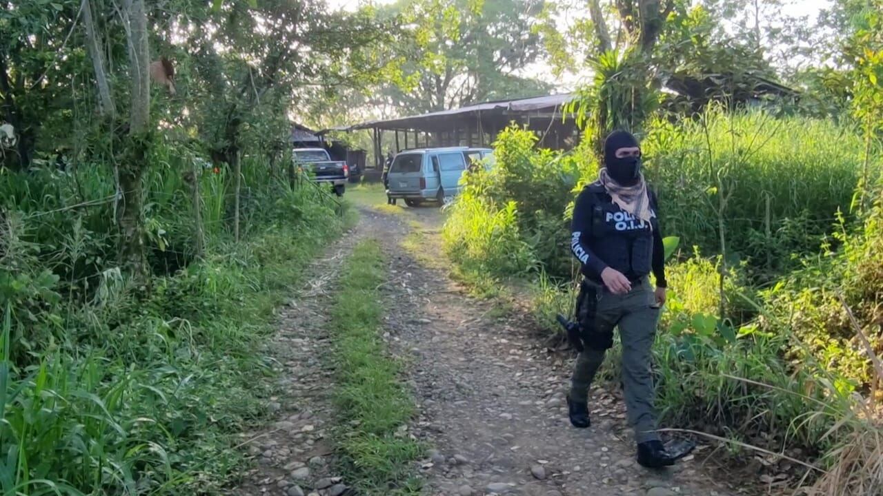 Allanamiento por robo de cable de cobre en San Carlos. Foto Edgar Chinchilla.