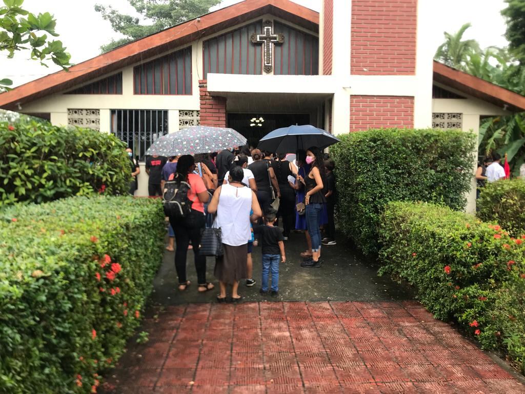 Funeral de padre y sus dos hijos que fallecieron a consecuencia de choque ocurrido en Cartagena de Santa Cruz. Foto cortesía Noti Cartagena.
