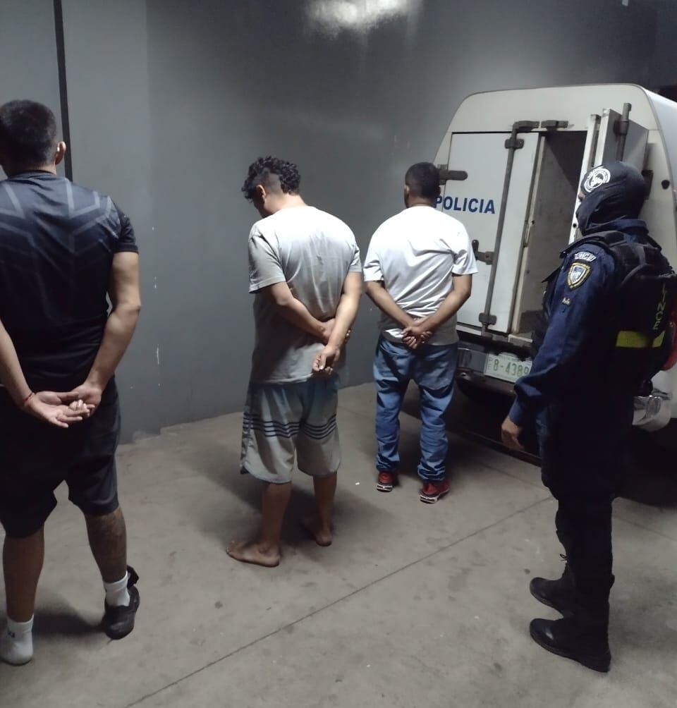 Detienen a sospechosos de asaltar vivienda en Naranjo. Foto MSP.