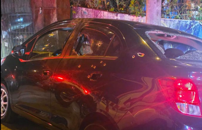 Los gatilleros desataron una lluvia de disparos contra el carro en el que viajaban los ahora fallecidos. Foto Noticias y Denuncias Costa Rica.