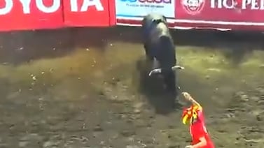 (Video) De la arena al hospital: toro manda a Pikos a Emergencias y lo aleja de las corridas