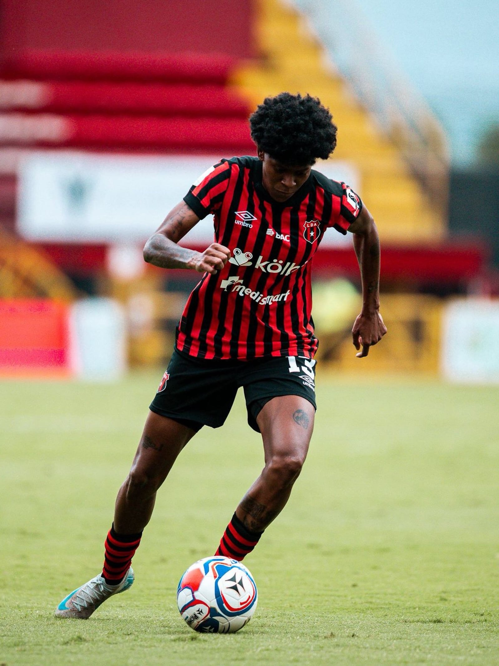 Natalia Mills sufrió una lesión seria en la rodilla, en el partido entre Liga Deportiva Alajuelense y Dimas Escazú, en la semifinal del Torneo de Clausura de la Liga Premier Femenina.