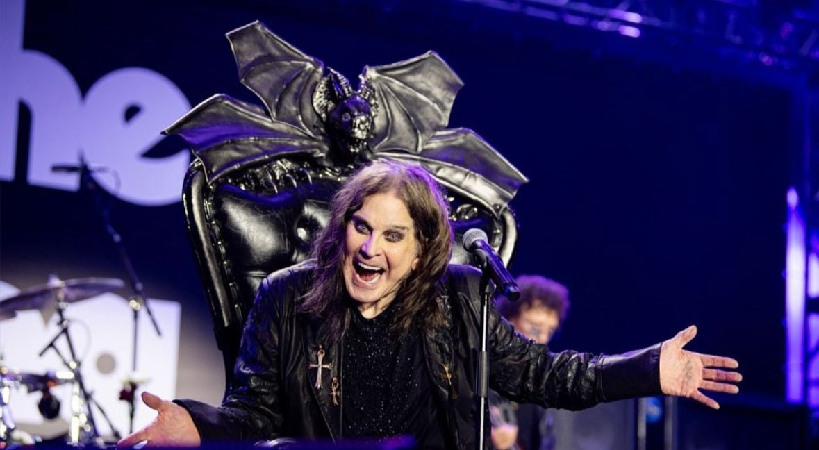 El nombre real de Ozzy Osbourne es John Michael Osbourne. Sin embargo, El apodo surgió de manera natural entre compañeros y amigos de la infancia, quienes comenzaron a llamarlo “Ozzy” como diminutivo de su apellido.