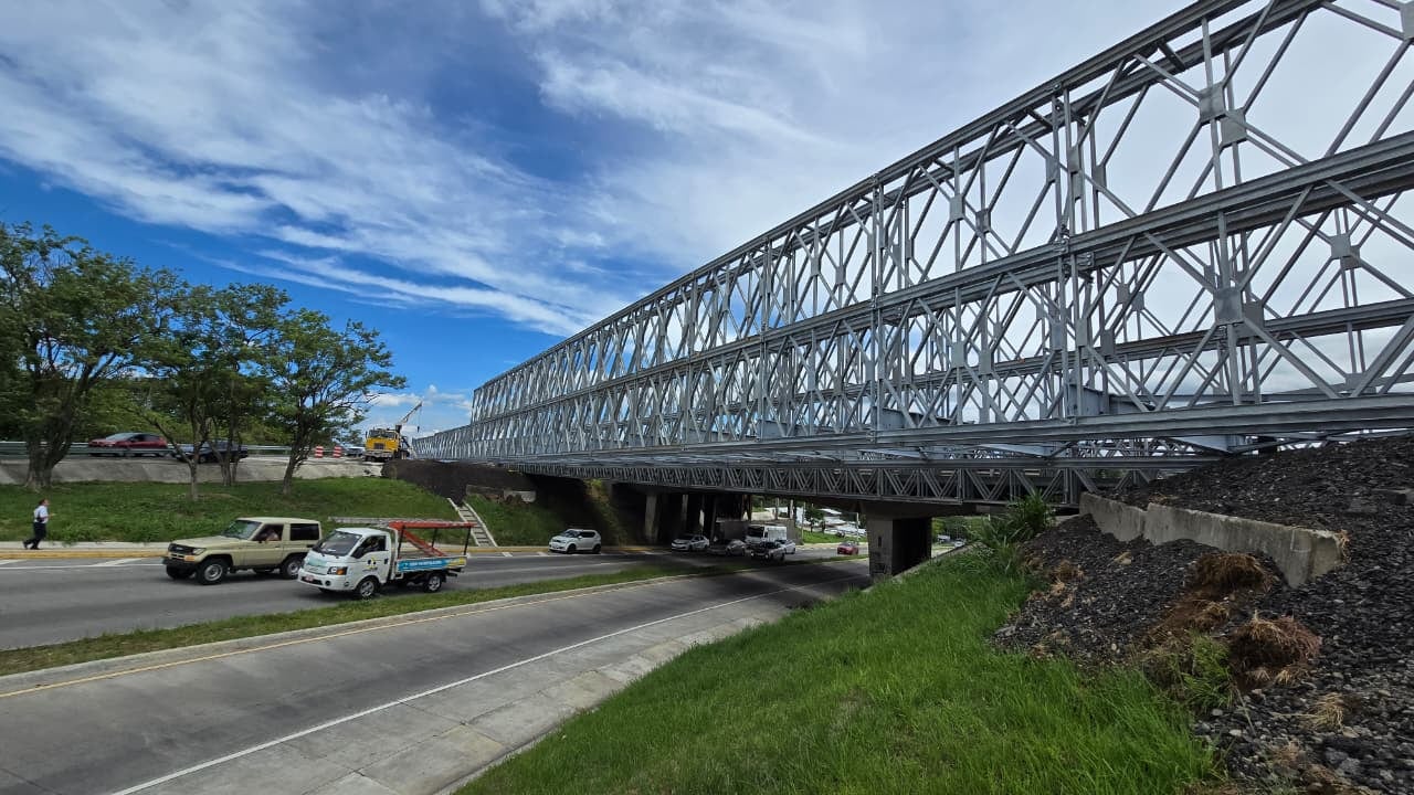 Puente modular frente al aeropuerto Juan Santamaría