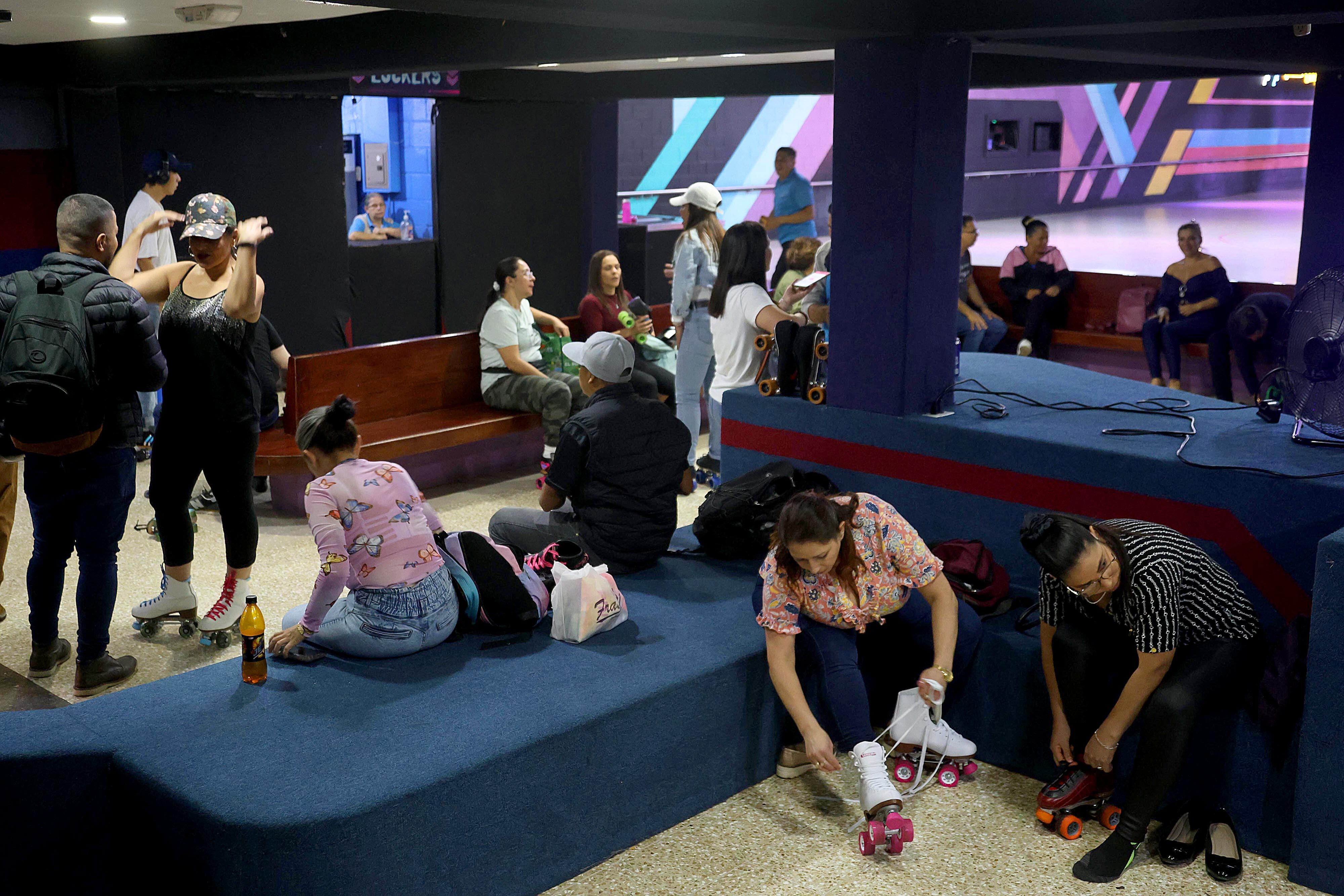 04/03/2024 San Pedro. Patinadores, del grupo de veteranos que todos lunes patinan en el Salón de Patines Music. Foto: Rafael Pacheco Granados