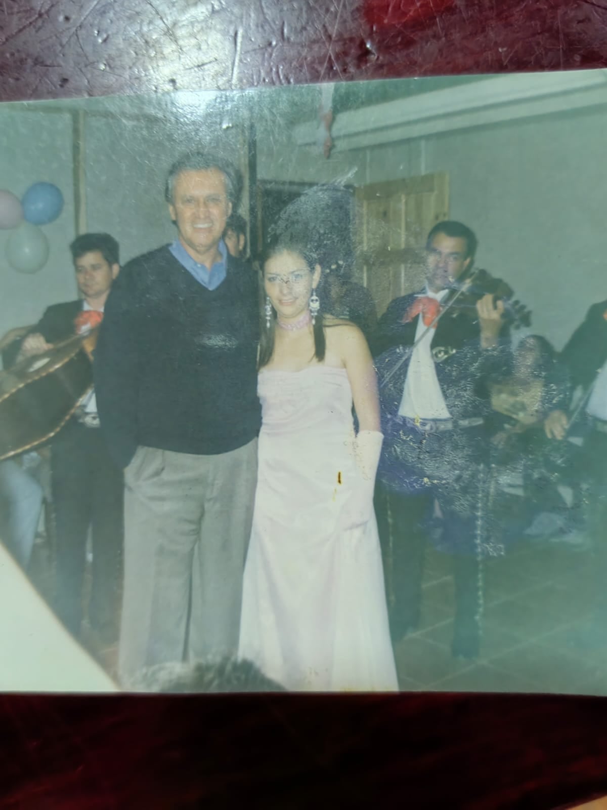 El ministro de vivienda Fernando Zumbado Jiménez con un oso de peluche, tras pasar la noche en un tugurio de Lomas del Río, Pavas, el 29 de mayo del 2007. En la foto del 2008,  en el quinceaños de Adriana Morales Ríos, una de las habitantes del tugurio.