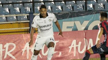 Jugador que tiene al Cartaginés al borde de la eliminación salió lesionado tras anotar