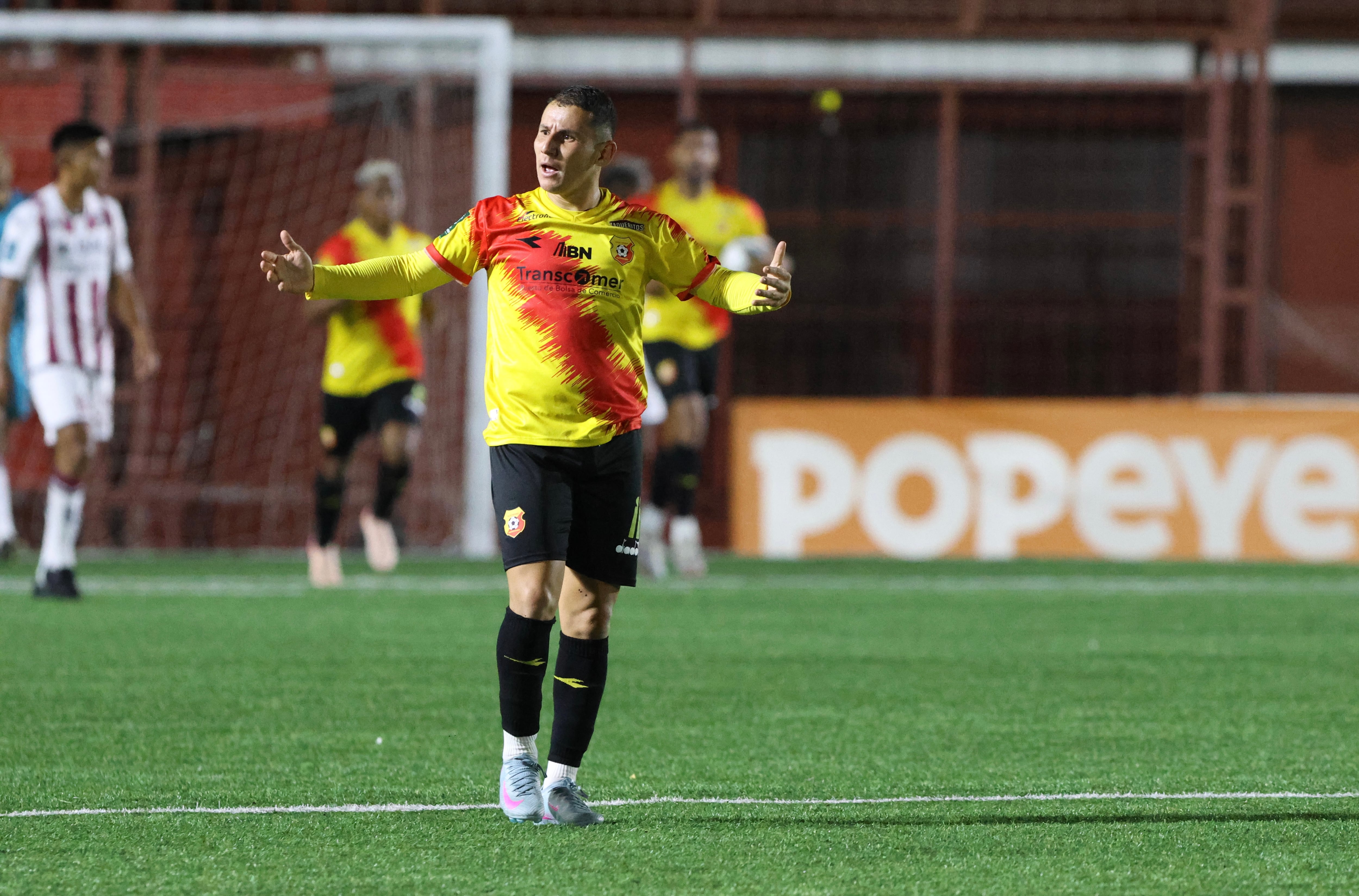 Juego entre Herediano vs Saprissa por el segundo partido de la semifinal / foto Mayela López