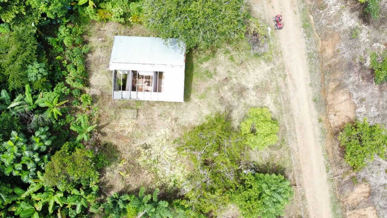 Este lote en Pérez Zeledón tiene una pequeña esctructura en medio, que usted puede aprovechar o demoler.