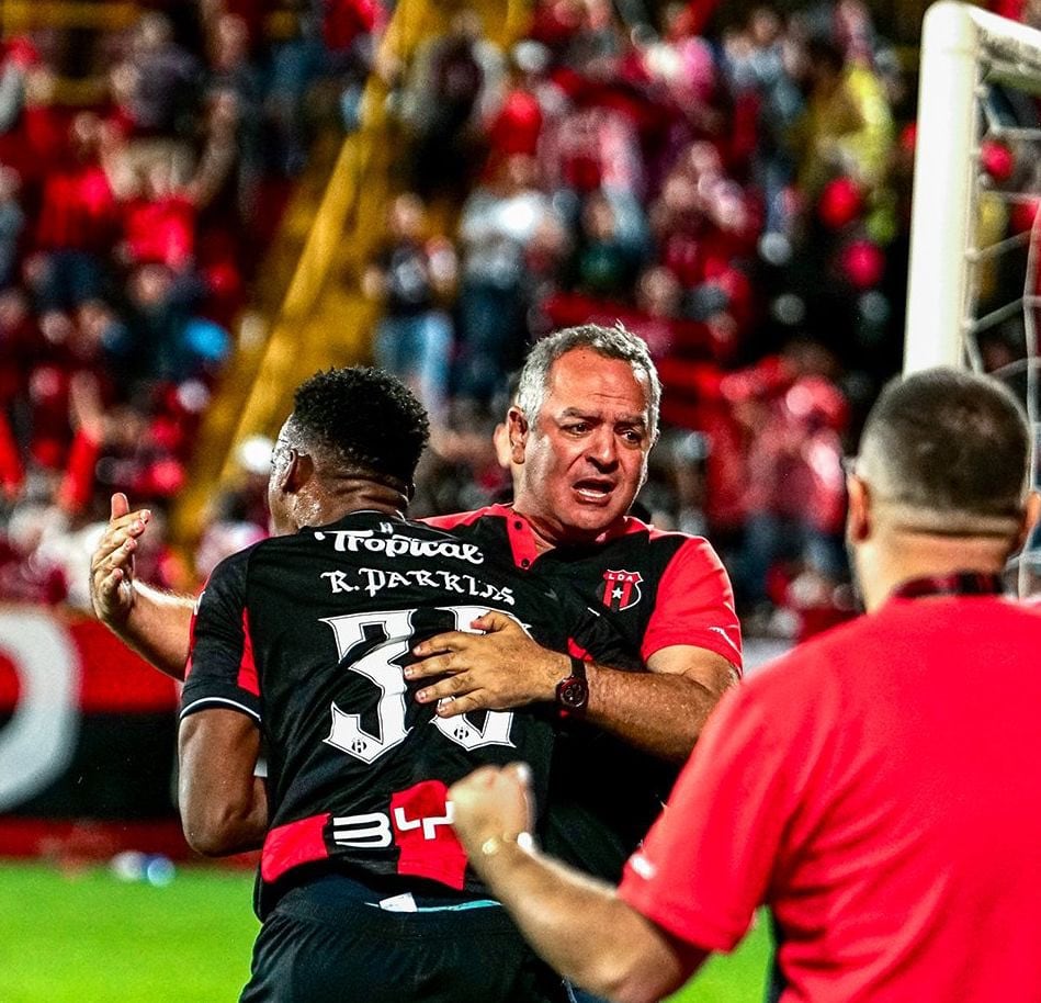 Joseph Joseph festeja con Rashir Parkins el tercer gol de Liga Deportiva Alajuelense ante San Carlos.