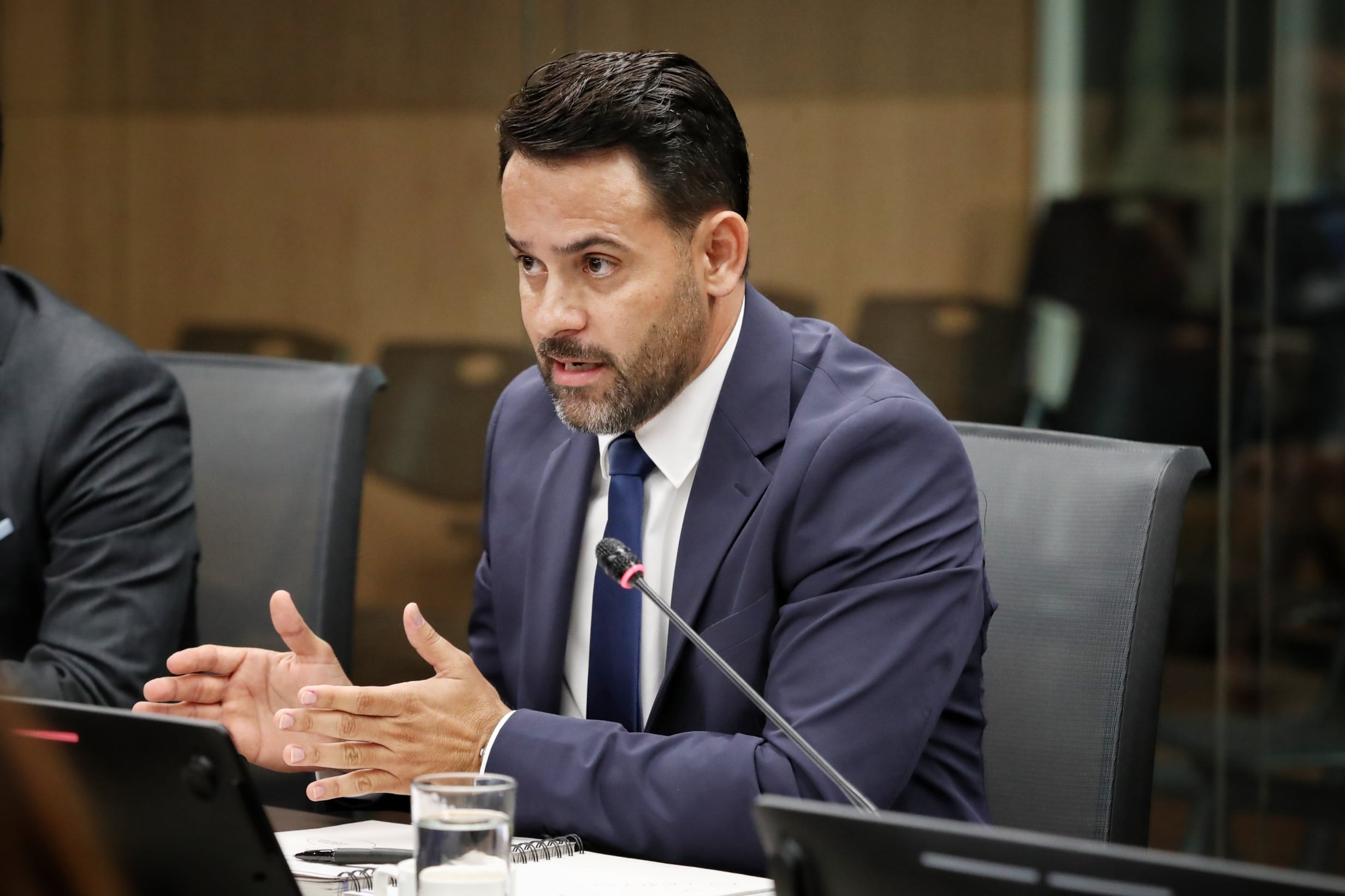 Comparece director de BCIE Erwen Masís, ante comisión investigadora del Sinart en sala de comisiones de la Asamblea Legislativa / foto John Durán