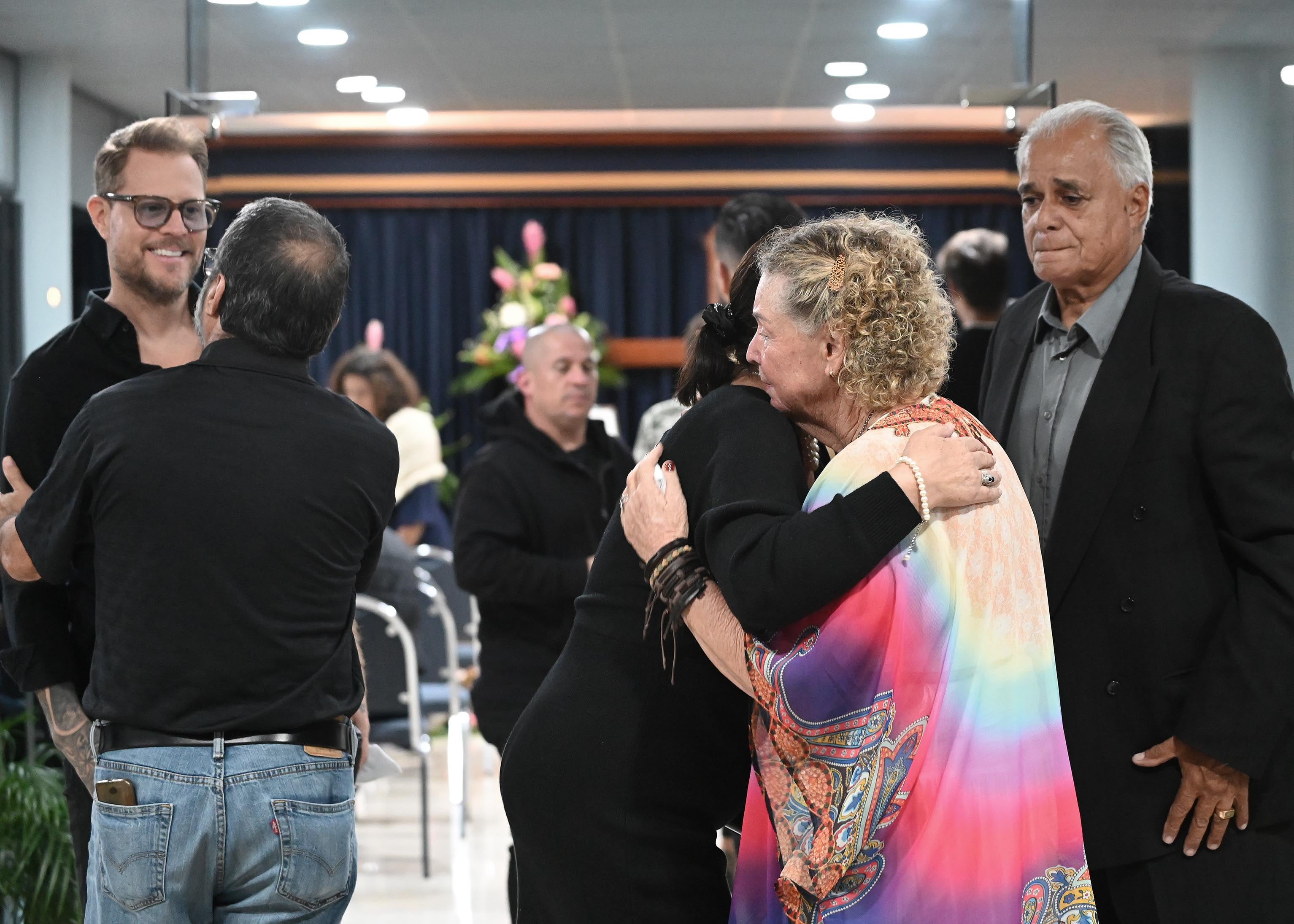 26 de junio del 2025. Funeraria Shalom en Tibás, San José. 18:00 hrs. Funeral del presentador y productor de televisión Nelson Hoffman quién falleció el día de ayer a la edad de 74 años. Cantantes, presentadores de radio y televisión y representantes de Canal 7 estuvieron presentes en el acto fúnebre. En la foto: Foto de don Nelson sobre el féretro. Foto: Albert Marín.