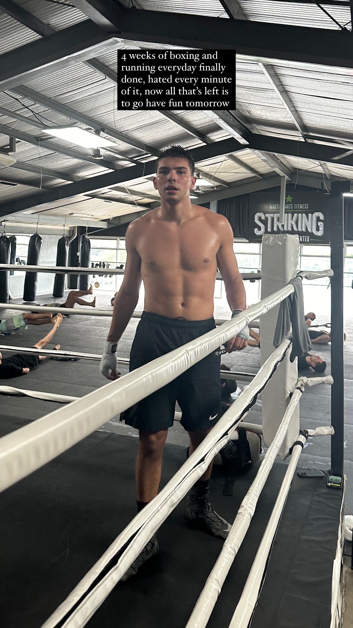 Nancy Dobles junto a sus hijos Daniel (de negro) y Gabriel.