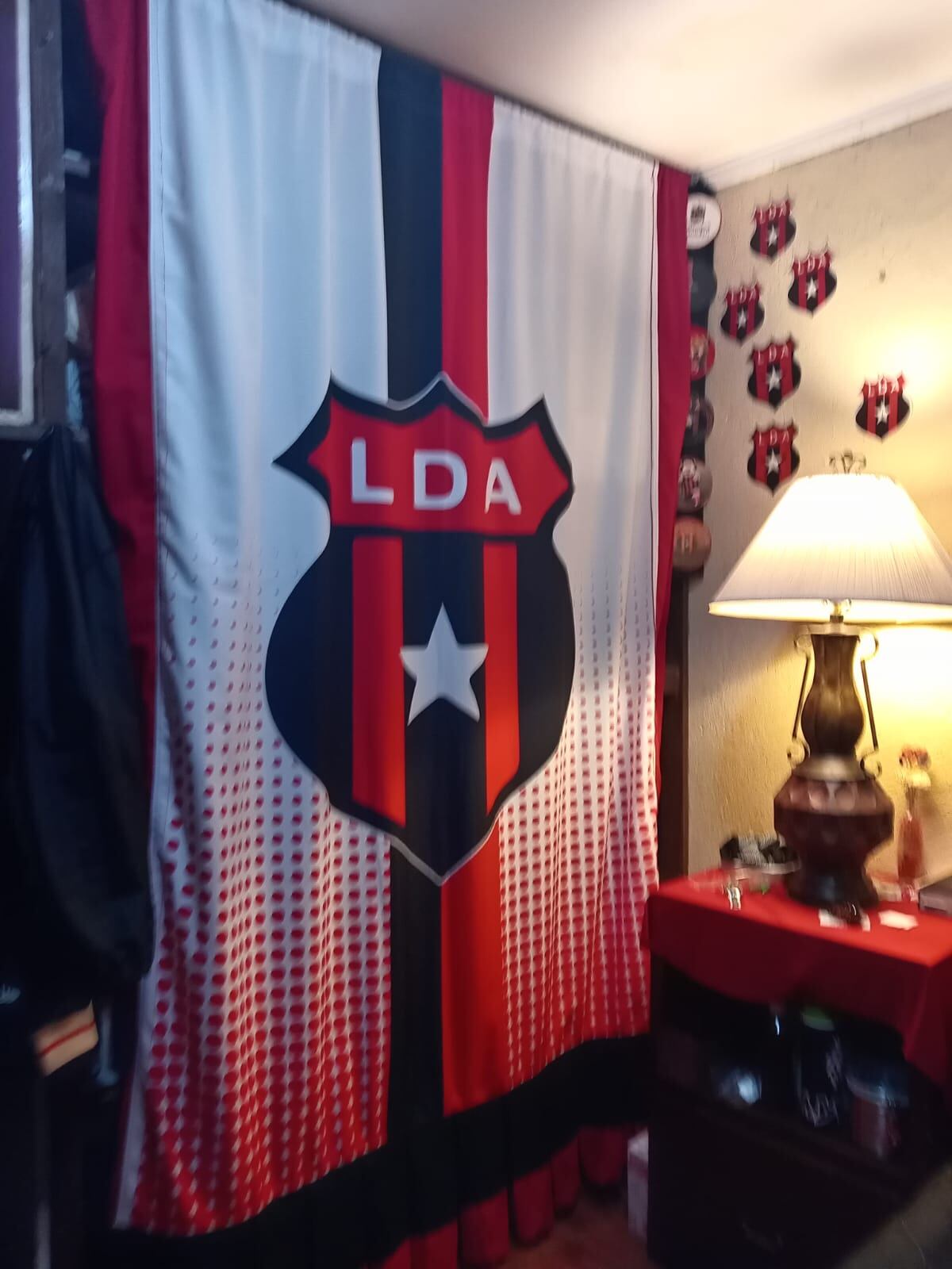 Adela Sorto, aficionada de Alajuelense y su casa que parece museo de la Liga