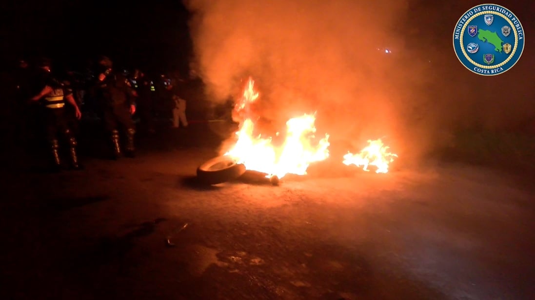 En la madrugada de este sábado, la Fuerza Pública logró abrir el paso de vehículos en algunos puntos como Aguas Zarcas de San Carlos, sin embargo, los esfuerzos cobraron factura alta.