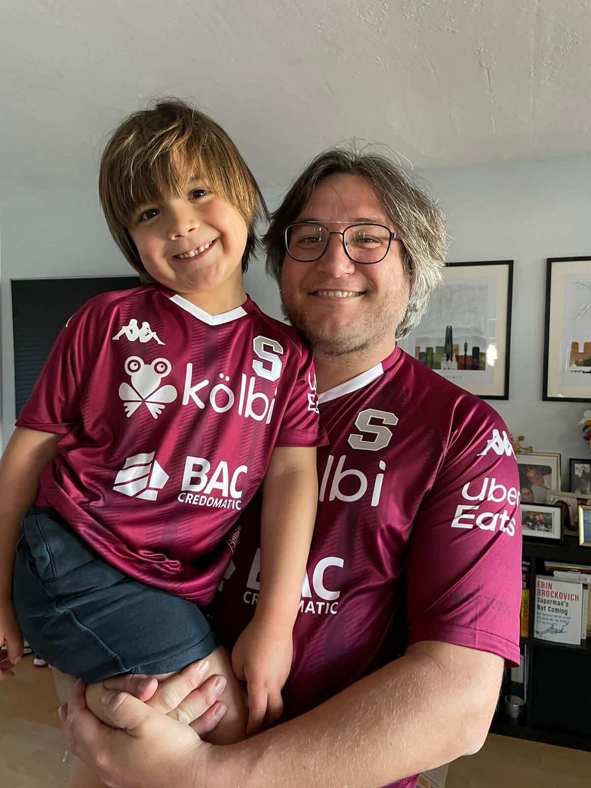 El periodista Loïc Pialat vino al país para hacer un trabajo sobre Keylor Navas y promete volver para ver a Saprissa jugar con aficionados. Cortesía.