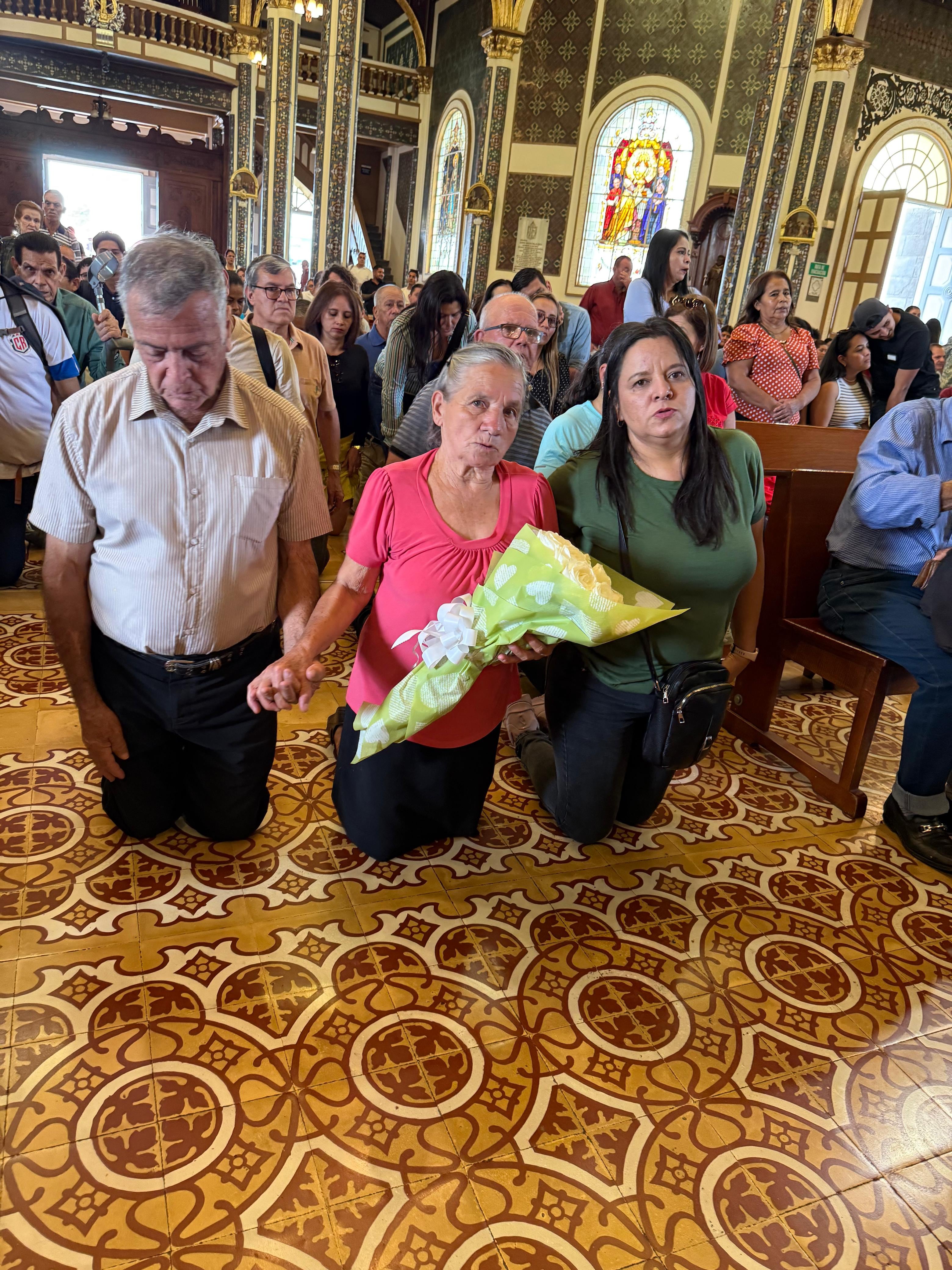 El domingo 20 de julio del 2025 los romeros comenzaron a llegarle a  la Negrita de Cartago. doña Adita Valverde, una puriscaleña de la pura cepa quien le llevaba un ramo de rosas blancas a la Negrita; la acompañaba su esposo Rafael Valverde, y la hija de ambos, Grace. Los tres entraron a la basílica hincados.
