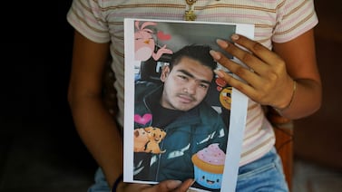 El drama de los niños que sufren afuera de la megacárcel de Bukele: “Me quitaron la infancia”