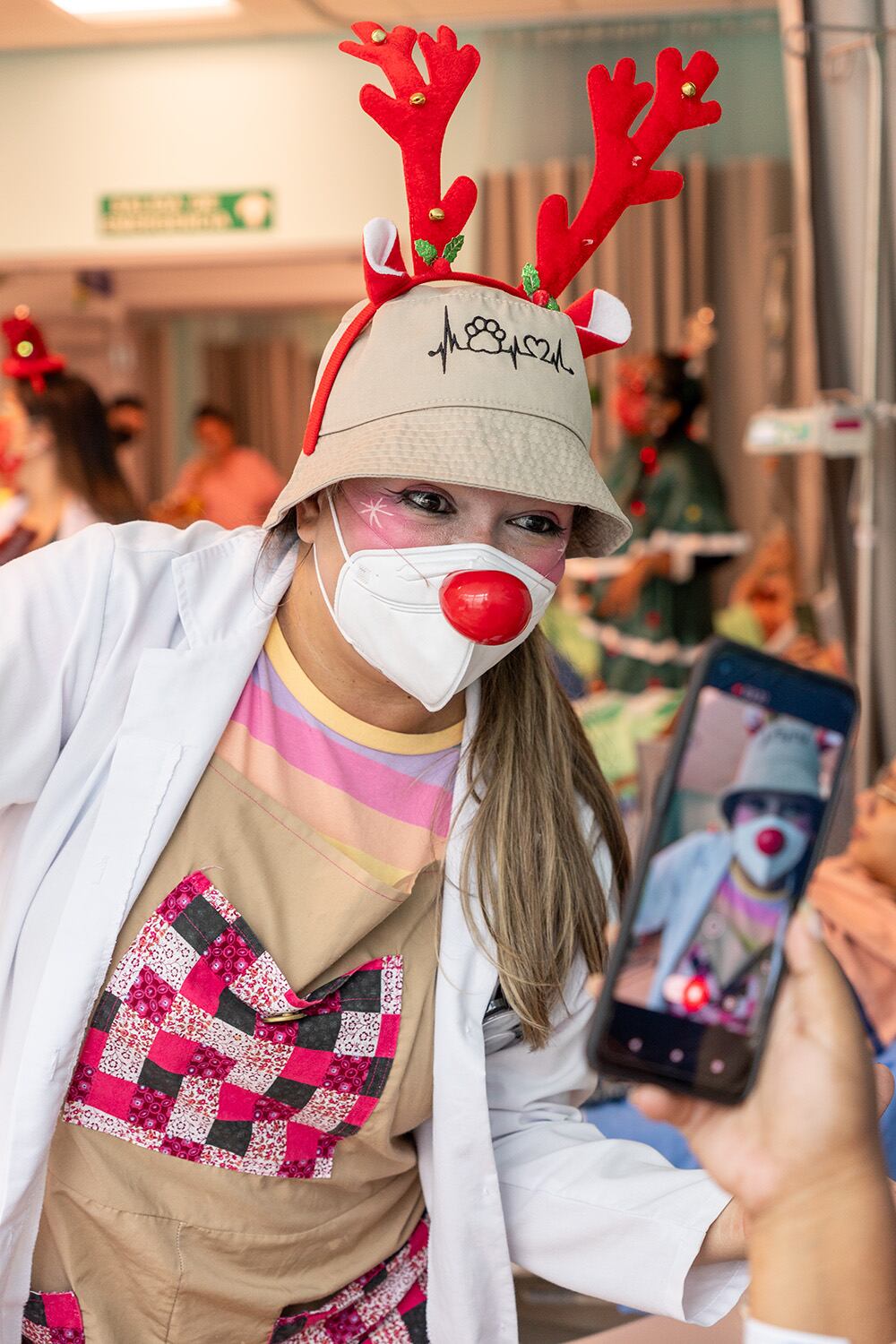 Doctores payasos curan a los pacientes de los hospitales con humor y amor