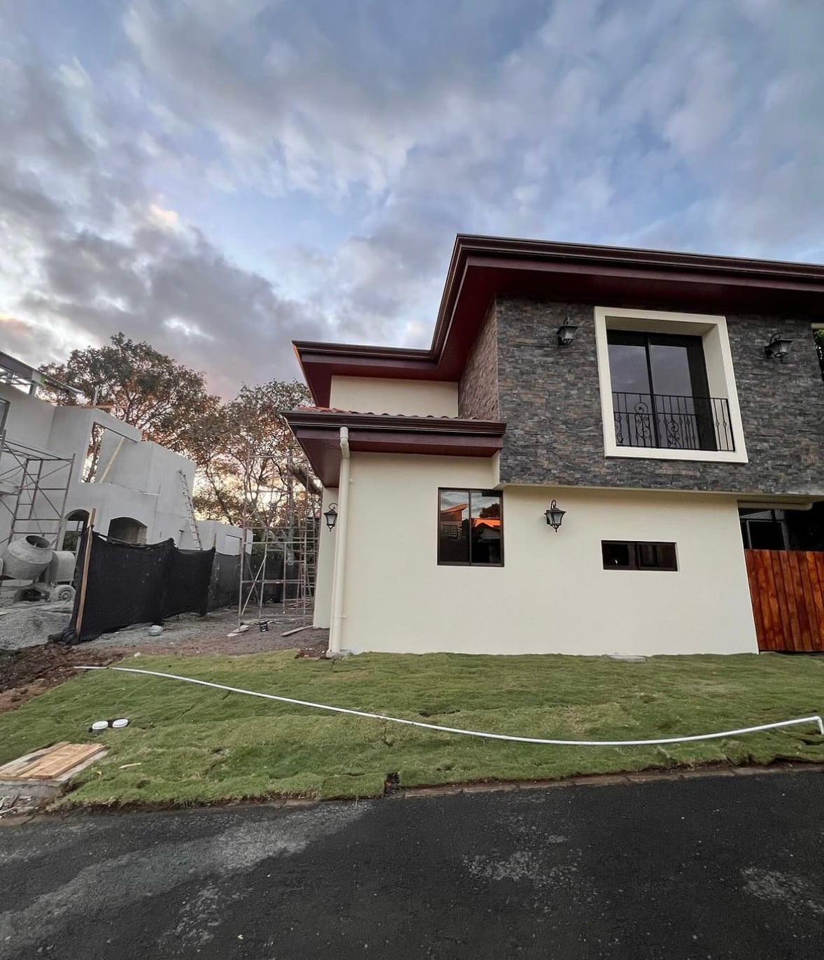 Ginnés Rodríguez junto a su casa nueva