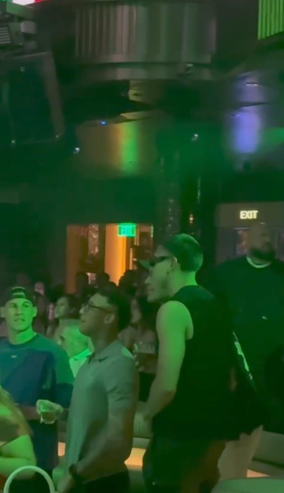 Exjugadores de la Selección Nacional se fueron de fiesta, luego del partido contra México del domingo. Captura de pantalla.