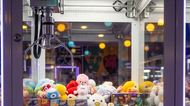 (Video) ¡Qué susto! Niño quedó atrapado en máquina de peluches y puso a todos a correr