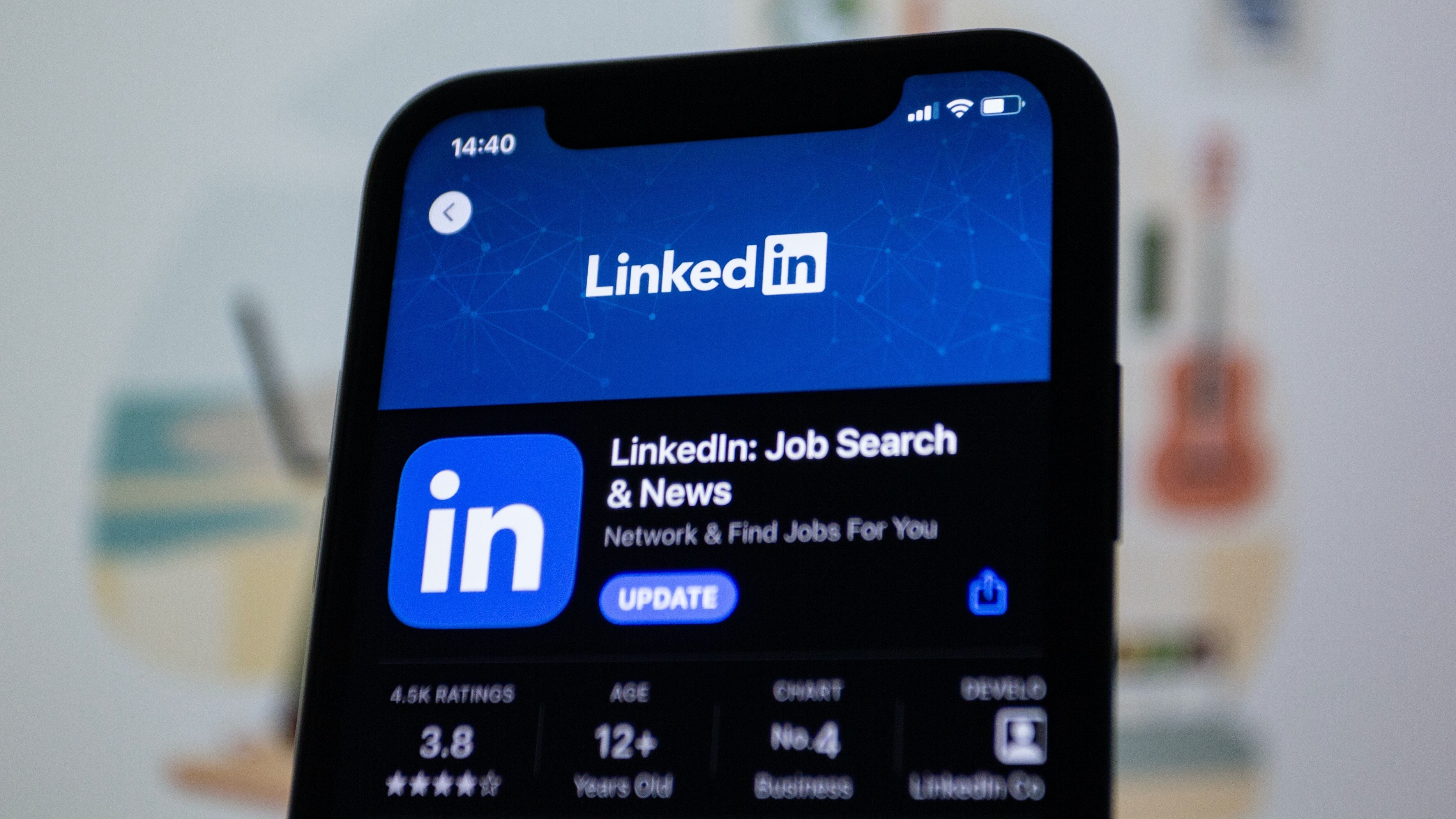LinkedIn empleó datos de usuarios para entrenar IA generativa antes de actualizar sus políticas.