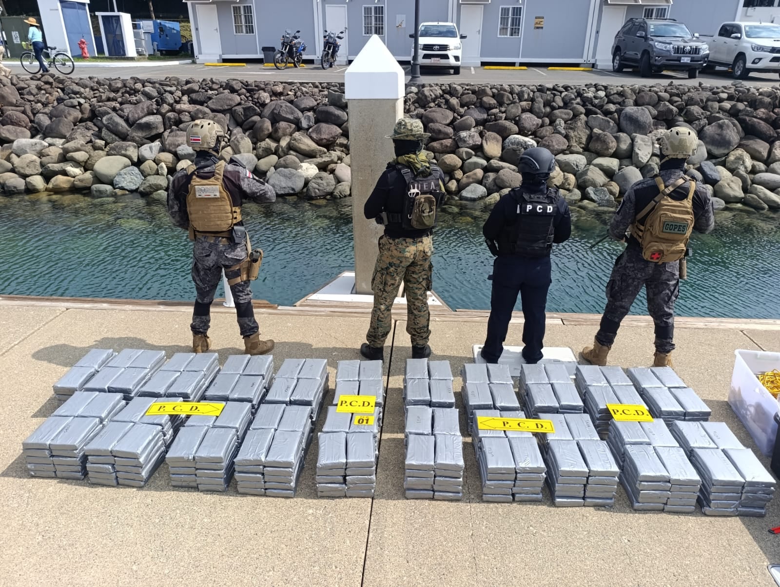 Oficiales de la Policía de Control de Drogas con 840 kilos de cocaína decomisados de un yate en Quepos, Puntarenas.