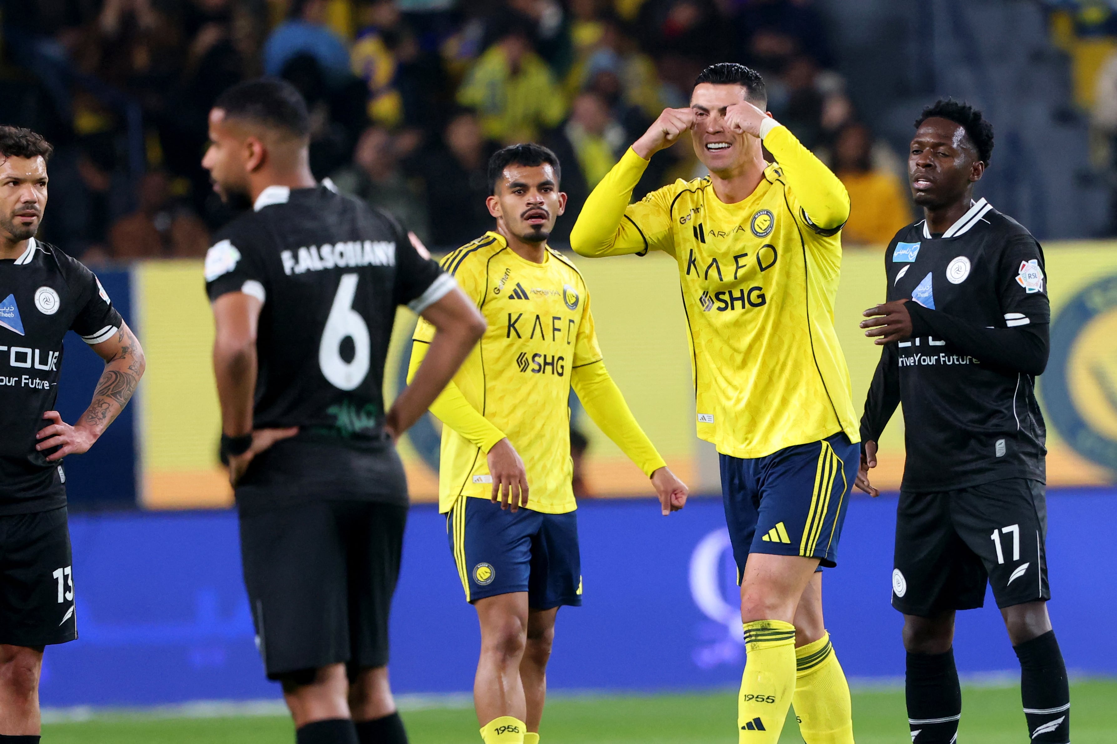 El delantero portugués del Al Nassr #07 Cristiano Ronaldo reacciona durante el partido de fútbol de la Saudi Pro League entre Al Nassr y Al Shabab, en el estadio Al Awwal Park, en Riad, el 17 de enero de 2026. (Foto de Fayez Nureldine / AFP)