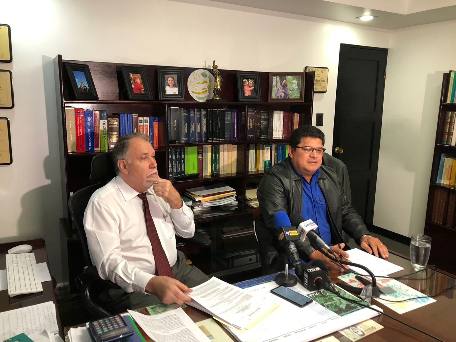 Roy Barrantes, presidente de Jicaral pedirá la investigación. Lo acompaña el abogado Aquiles Mata. Sergio Alvarado.