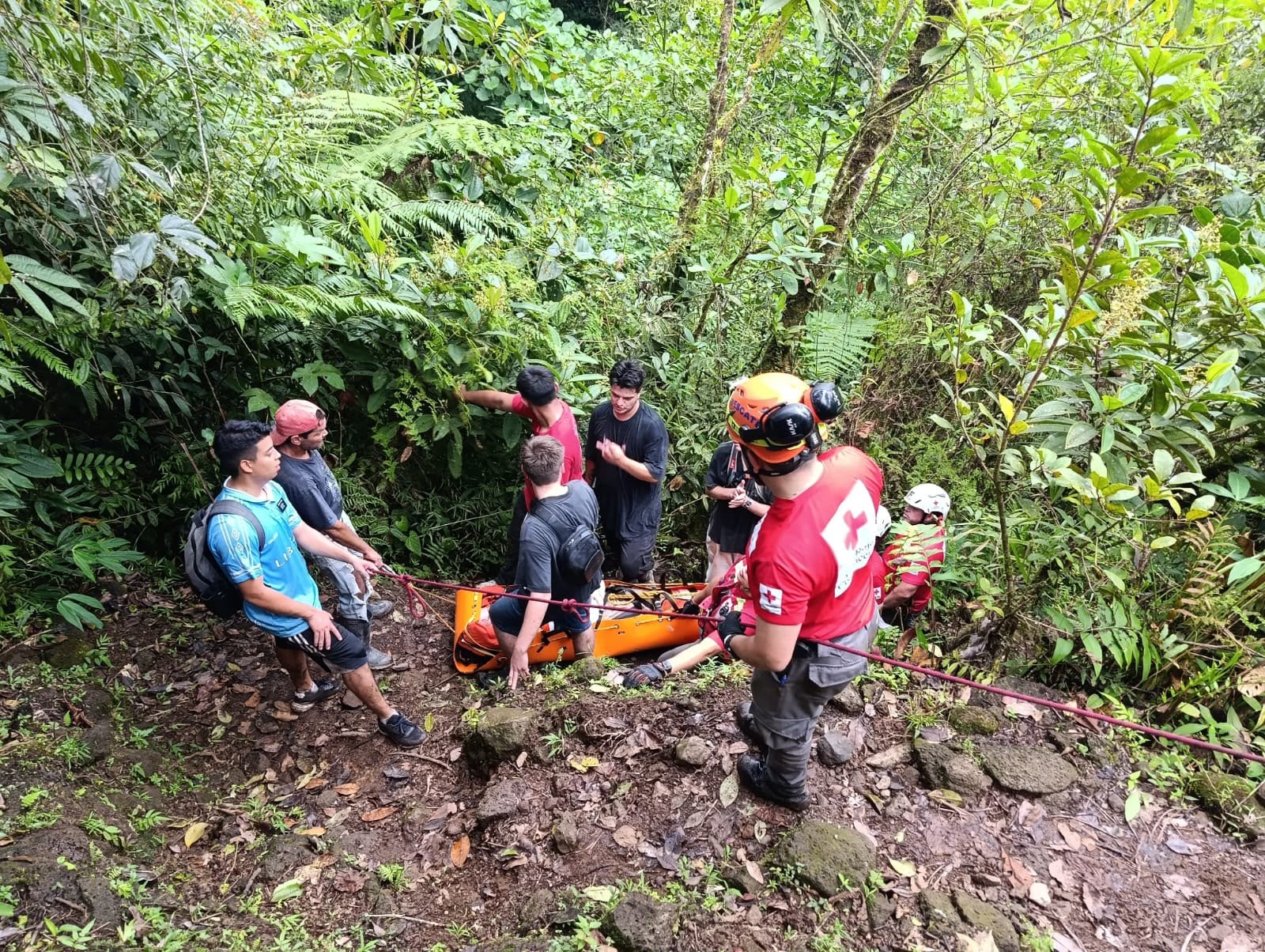 La Cruz Roja atendió a un turista herido en Cinchona. El operativo requirió cinco vehículos, 11 socorristas y la colaboración de vecinos de la zona.