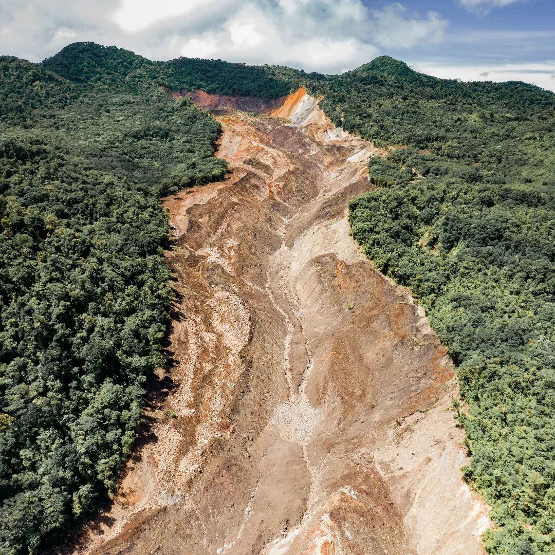Una gama de colores se nota en la corona del deslizamiento debido a viejas fumarolas que existieron en el sitio y transformaron rocas en arcilla. Foto: Cortesía.